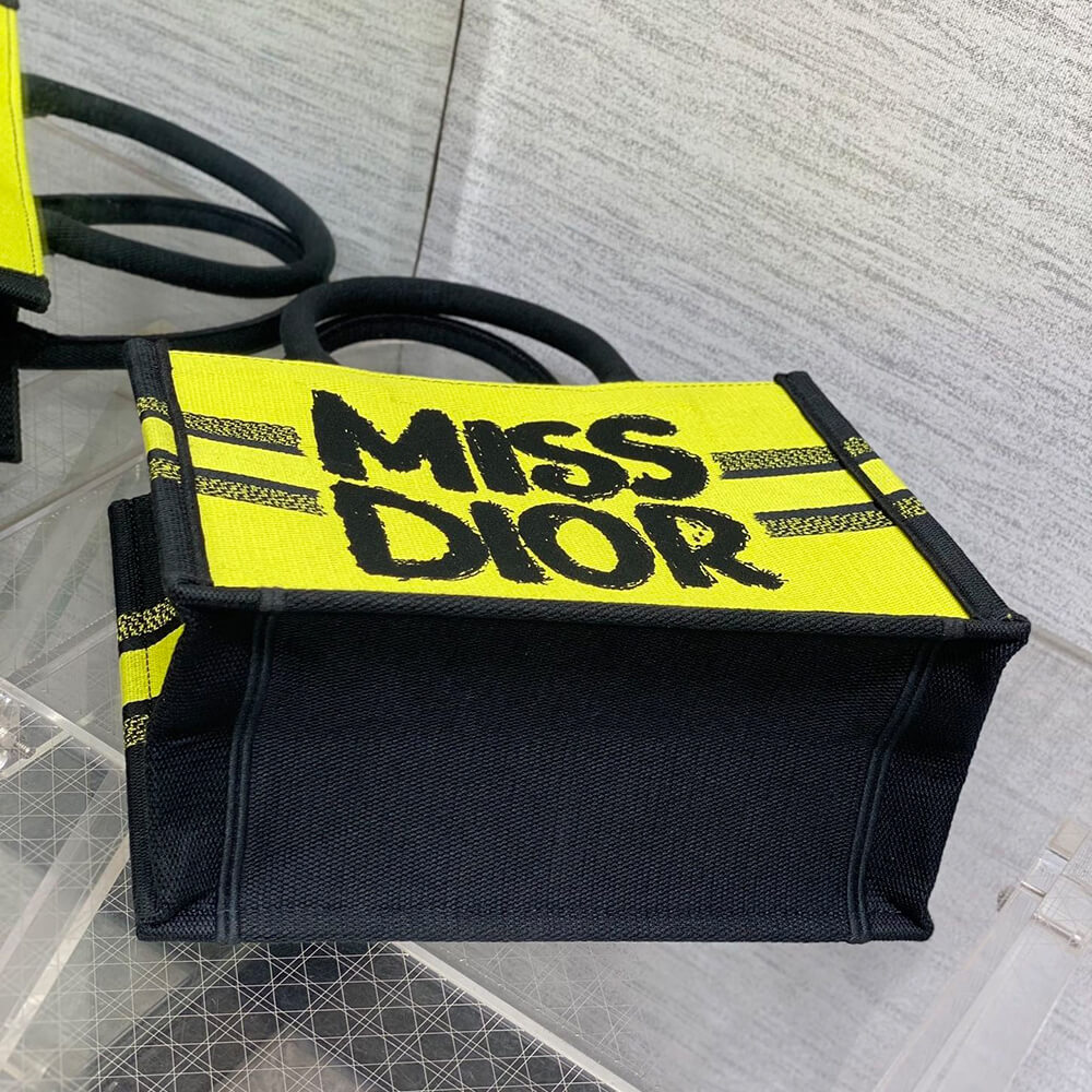 small D*or book tote